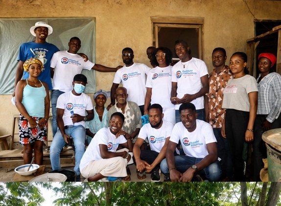 Volunteers and elders at the Gbefi community donation, December 2023