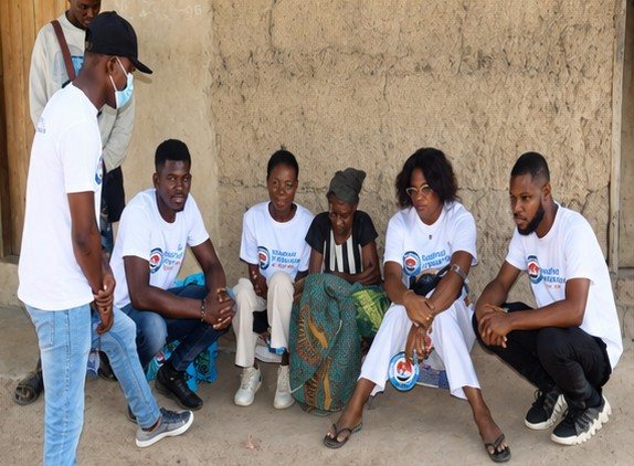 Volunteers speaking with residents at Gbefi